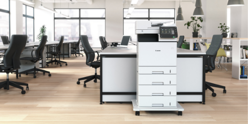 Canon i-SENSYS MF842Cdw in een kantoorruimte met bureaus en bureaustoelen